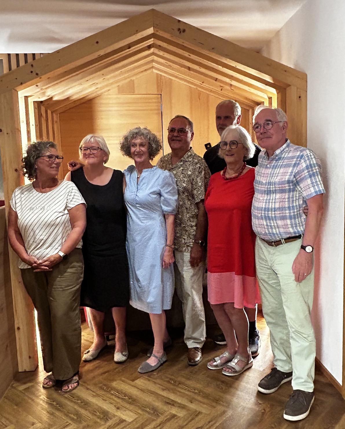 Mark Casey (rechts) und der neue und alte Vorstand des Altacher Kirchenchors, in der Mitte   v. l. Elisabeth Fritsch, Stefan Flatz und Germana Marte